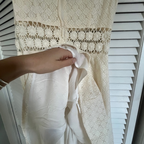 Free People Crochet & Lace “Fitted with Daisies” mini - Cream - Size 6 - Picture 9 of 10